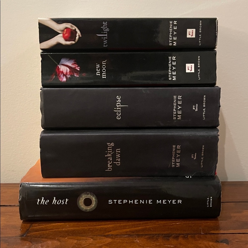 5 books by Stephanie Meyer. The twilight series